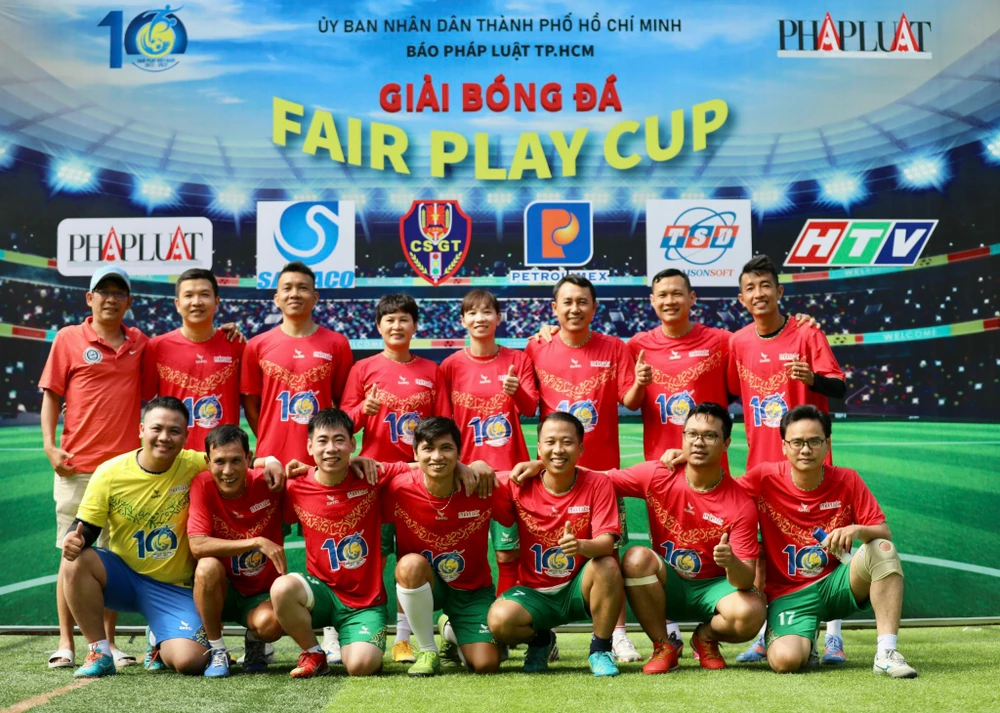 Đội hình liên quân báo Pháp Luật TP.HCM và những cầu thủ từng đoạt giải Fair Play.