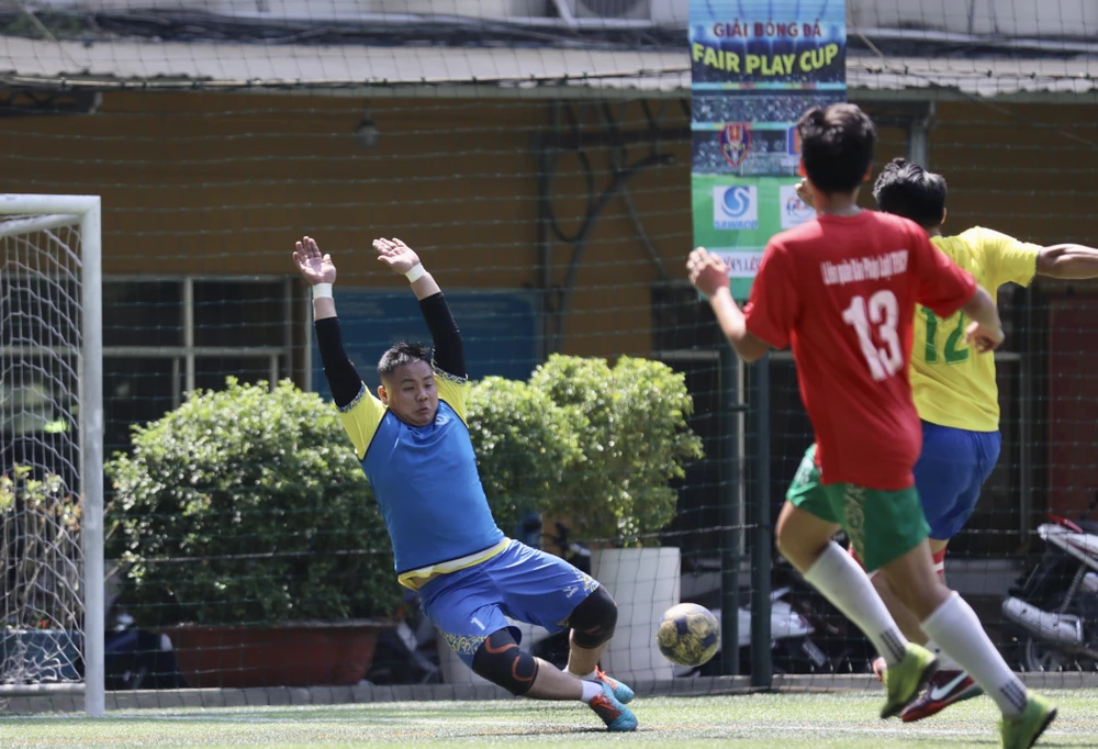 Thủ môn Phan Khôi của báo Pháp Luật TP.HCM cản phá pha dứt điểm của cầu thủ HTV.