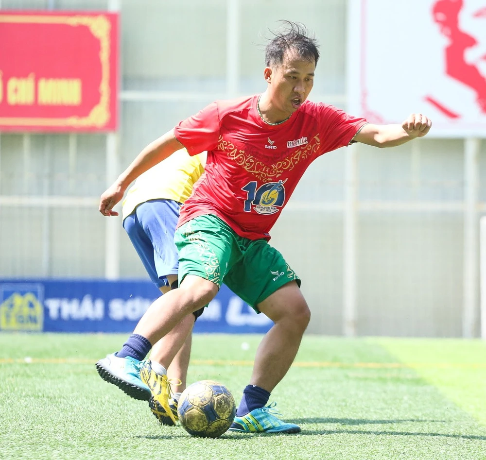 Cầu thủ Quang Huy của báo Pháp Luật TP.HCM có 1 pha lập công trong trận đấu với HTV