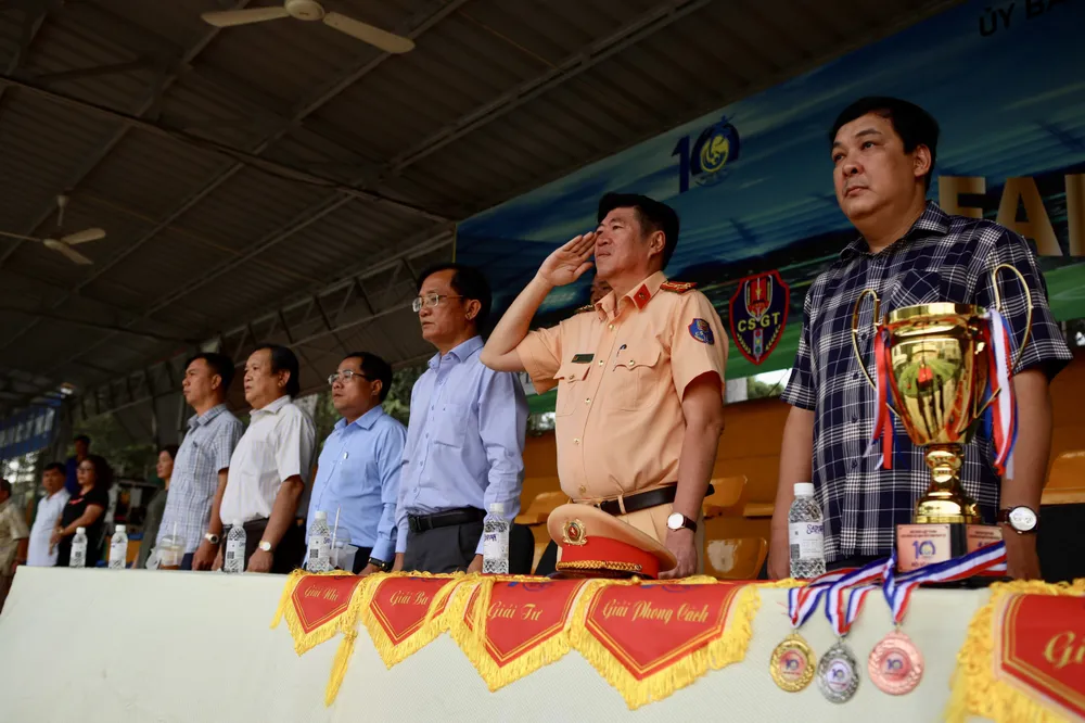 Lãnh đạo báo Pháp Luật TP.HCM và lãnh đạo các đội bóng trong lễ khai mạc.