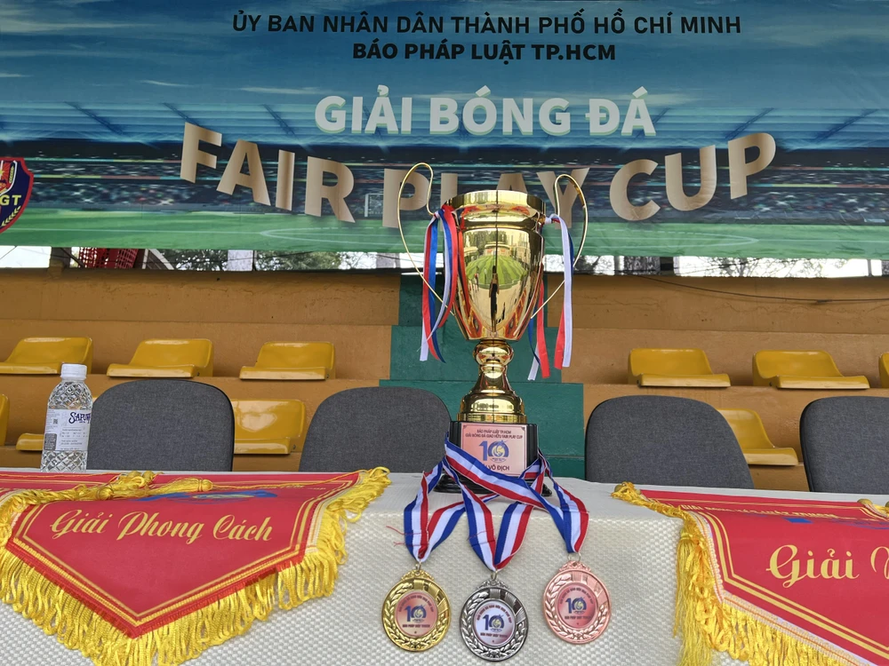 Chiếc cúp vô địch giải Fair Play Cup.