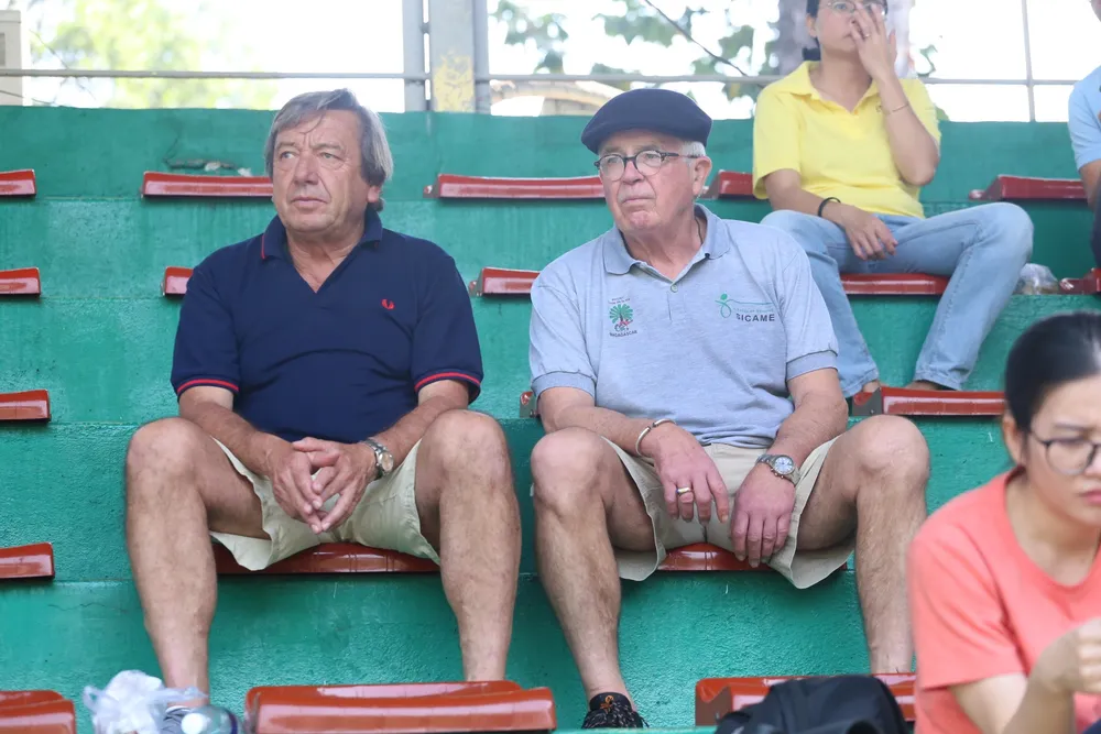 Các CĐV nước ngoài cũng có mặt trên sân theo dõi và cổ vũ cho các đội bóng.