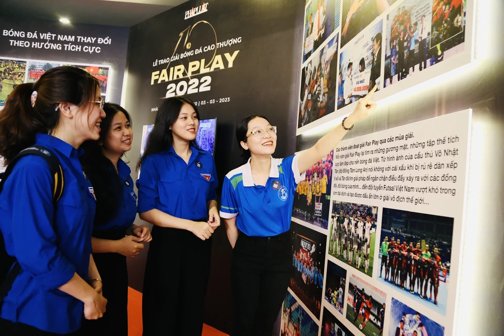 Nhóm sinh viên ĐH Văn Hiến xem triển lãm tại lễ trao giải.