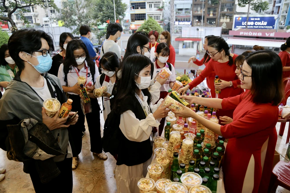 Các bạn sinh viên đến nhà hát Hòa Bình tham dự lễ trao giải Fair Play 2022 sẽ được tặng bắp, nước và chơi trò chơi với nhiều giải thưởng thú vị.