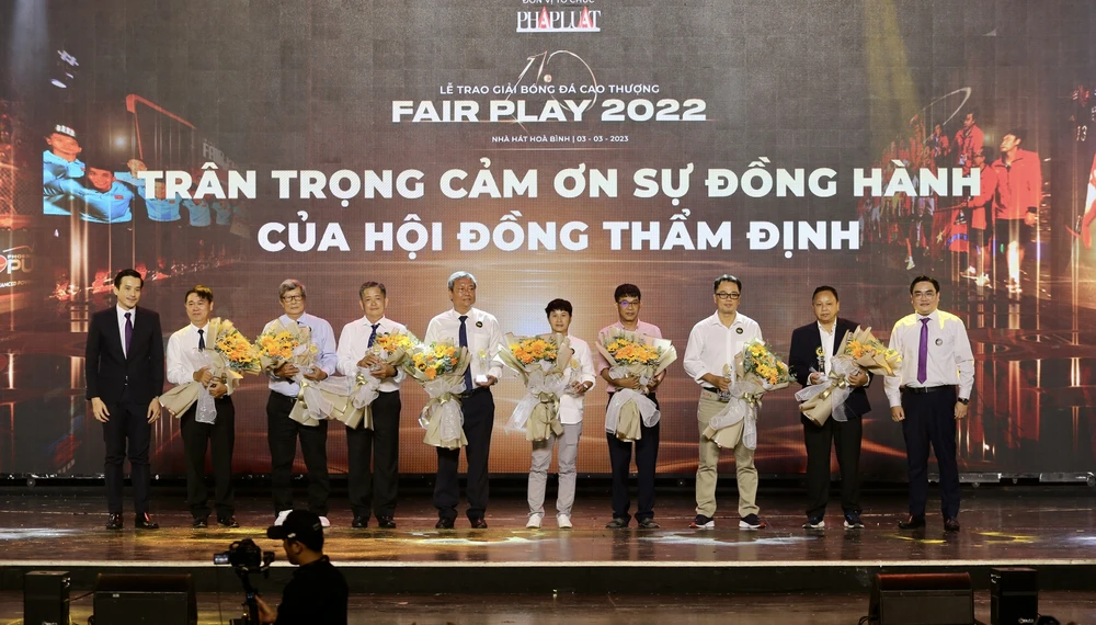 Hội đồng thẩm định nhận hoa và kỷ niệm chương.