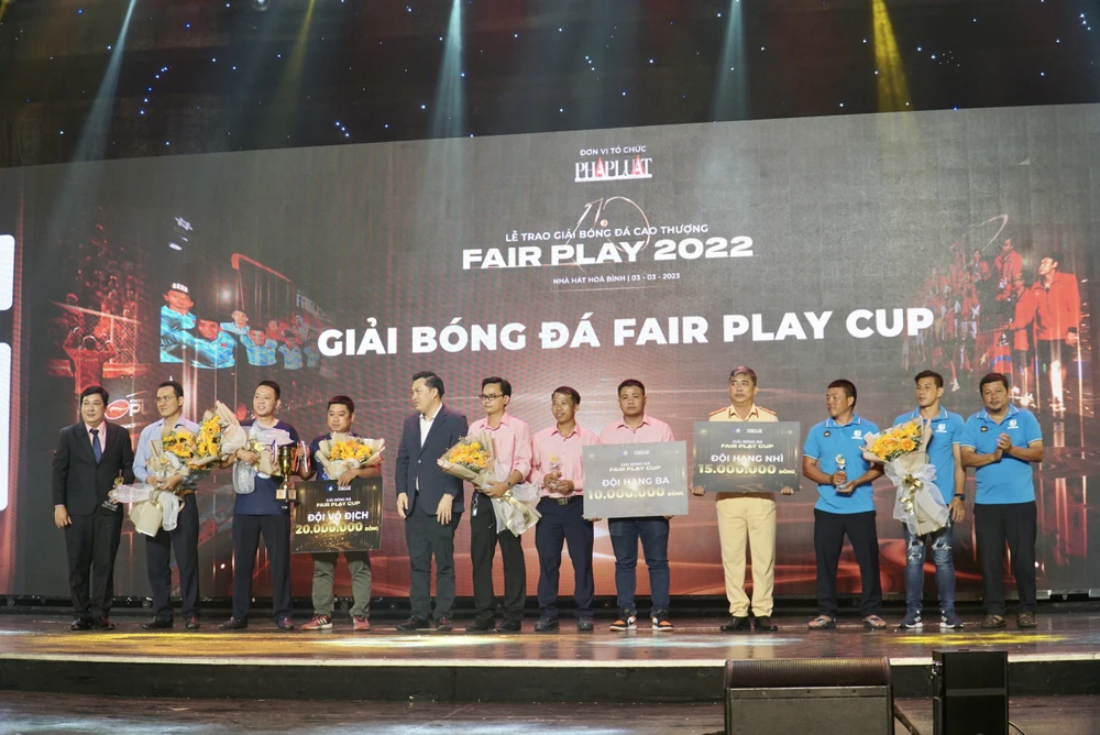 Các đội lên nhận giải Fair Play Cup.