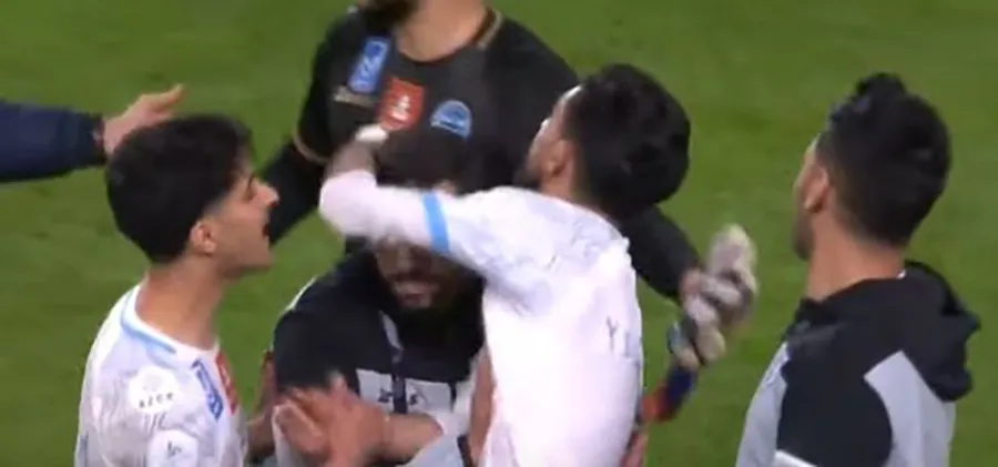 Các cầu thủ Al Batin tức giận sau trận đấu. ẢNH: MIRROR