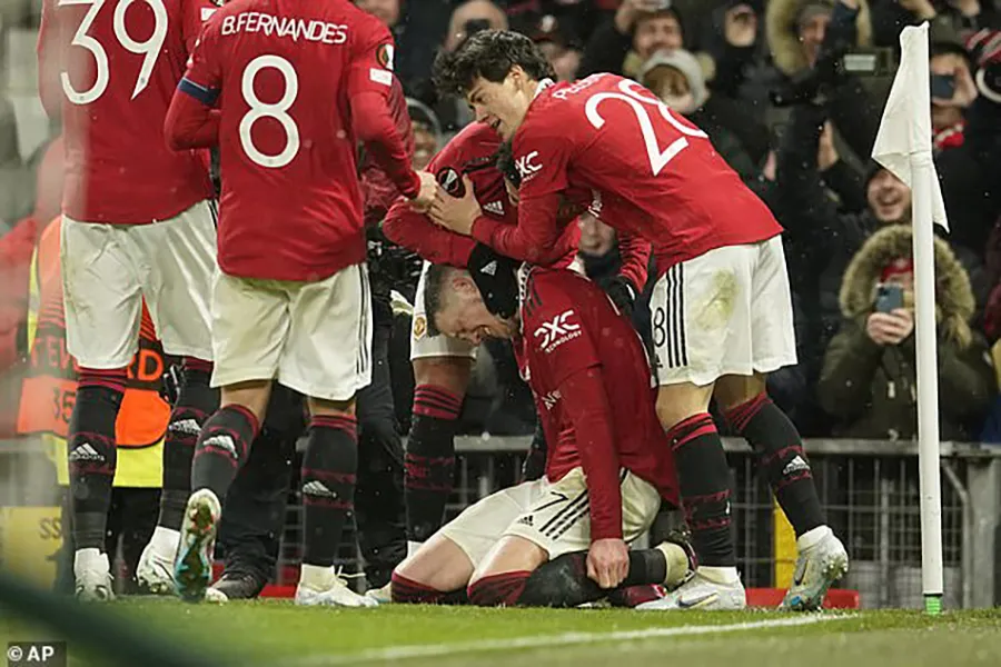 Weghorst ăn mừng bàn thắng đầy cảm xúc trong sự chia sẻ của các đồng đội. ẢNH: AP