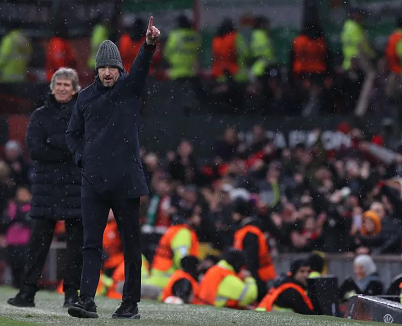 Ten Hag rất biết ơn người hâm mộ vẫn ở bên đội nhà trong thời khắc khó khăn. ẢNH: GETTY