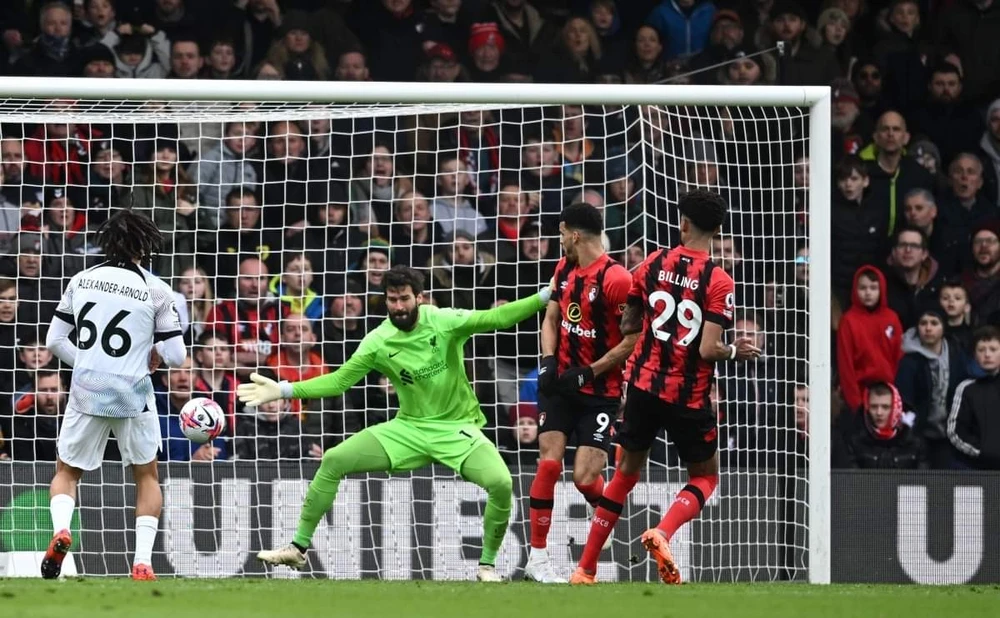 Billing có bàn thắng quý như vàng giúp Bournemouth thoát ra khỏi nhóm rớt hạng. Ảnh: Getty