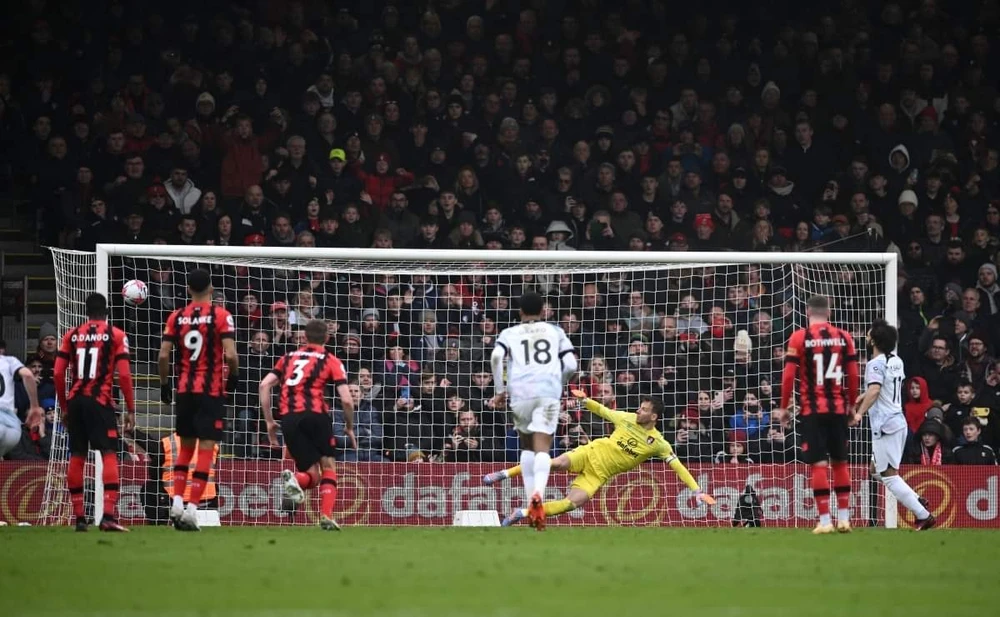 Mohamed Salah đá hỏng penalty, gián tiếp làm Liverpool phơi áo trên sân Vitality Stadium. Ảnh: Getty