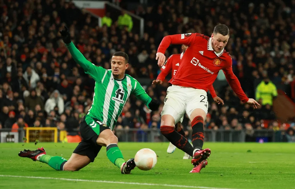 Wout Weghorst đang giúp hàng công của MU có thêm nhiều phương án tiếp cận khung thành đối phương. Ảnh: Getty