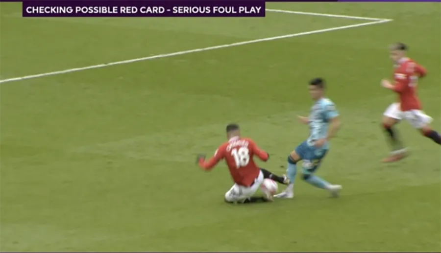 Casemiro xoạc trúng bóng trước khi trượt chân vào cẳng chân Alcaraz. ẢNH: PREMIER LEAGUE