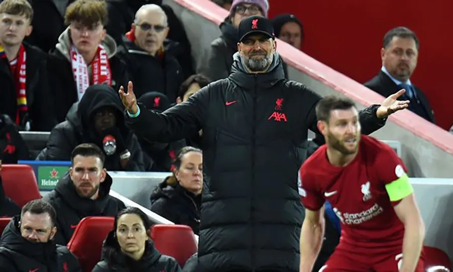 Klopp bất lực chứng kiến Liverpool thua Real Madrid trong trận lượt đi. ẢNH: REX