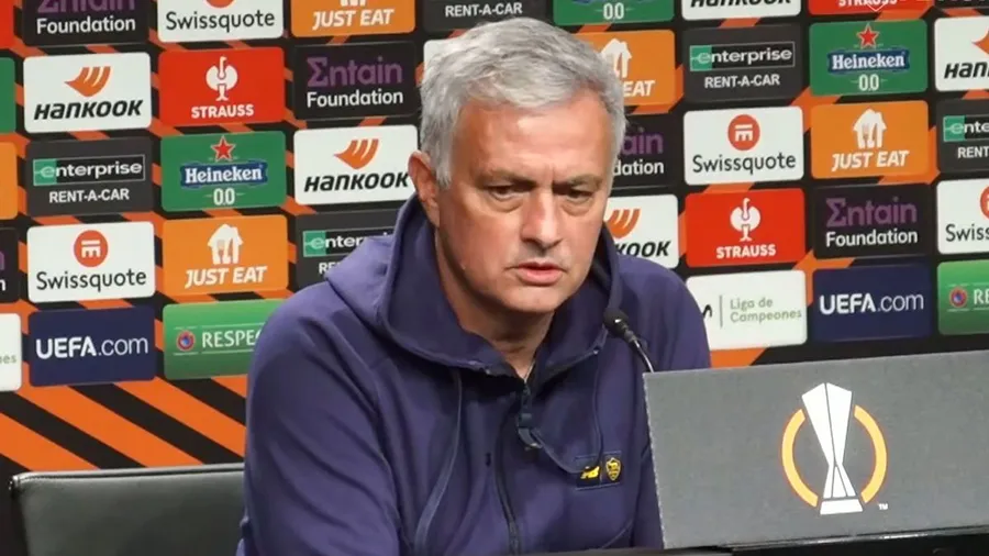 Jose Mourinho vẫn là người đặc biệt và gây chú ý lớn trong thế giới bóng đá. ẢNH: AS ROMA