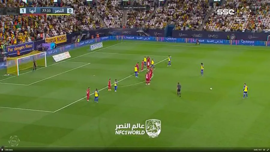 Ronaldo trước chấm đá phạt với dáng đứng quen thuộc. ẢNH: DAILY STAR Ronaldo trước chấm đá phạt với dáng đứng quen thuộc. ẢNH: DAILY STAR