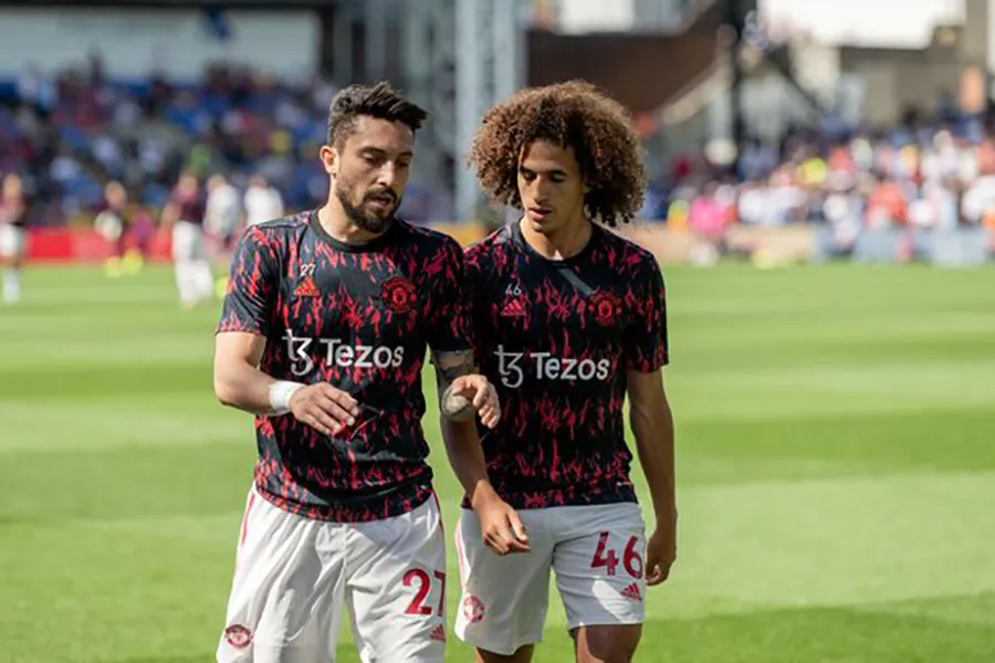 Alex Telles và Hannibal Mejbri ẩu đả trong buổi tập của MU vào tháng 5 năm ngoái. ẢNH: GETTY