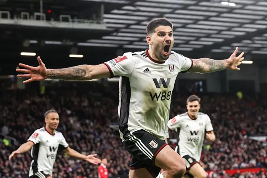 Mitrovic ghi bàn mở tỉ số cho Fulham nhưng chỉ hơn 15 phút sau anh nhận thẻ đỏ. ẢNH: GETTY