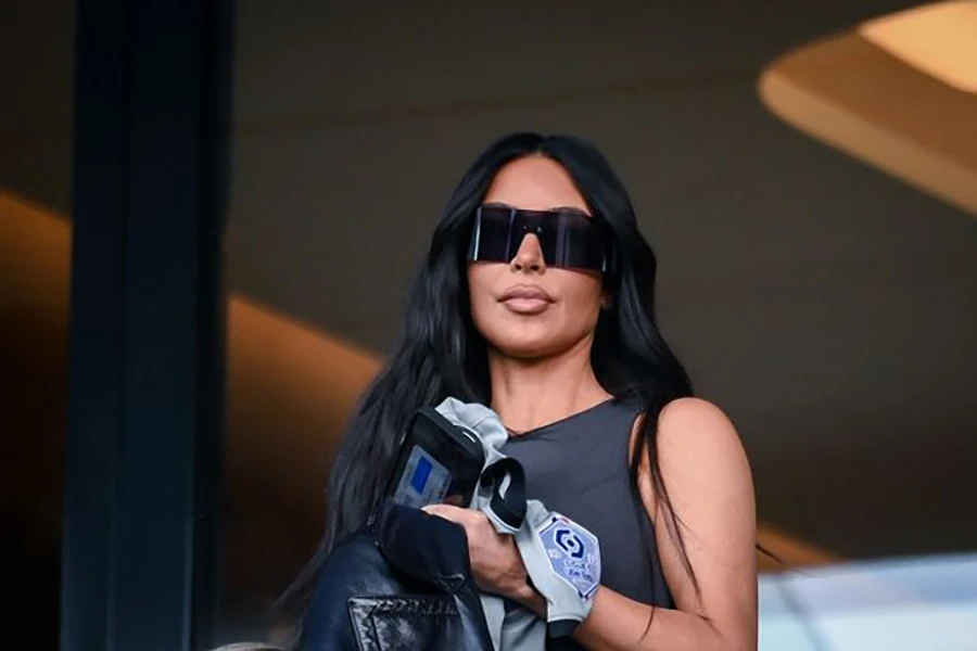 Kim Kardashian đầy quyến rũ trên sân Parc des Princes trong trận PSG gặp Rennes. ẢNH: GETTY