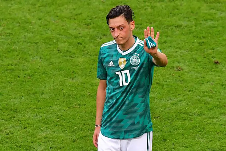 Ozil nói lời chia tay sự nghiệp bóng đá vì chấn thương dai dẳng ở tuổi 34. ẢNH: GETTY Ozil nói lời chia tay sự nghiệp bóng đá vì chấn thương dai dẳng ở tuổi 34. ẢNH: GETTY