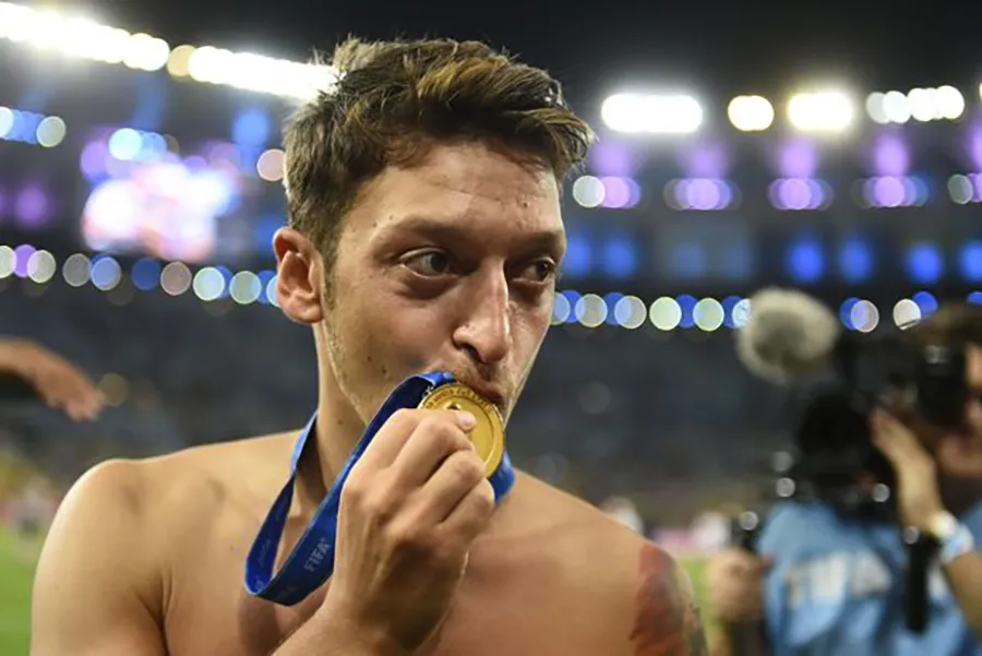 Đỉnh cao trong sự nghiệp của Ozil là chức vô địch World Cup 2014 cùng tuyển Đức. ẢNH: GETTY Đỉnh cao trong sự nghiệp của Ozil là chức vô địch World Cup 2014 cùng tuyển Đức. ẢNH: GETTY
