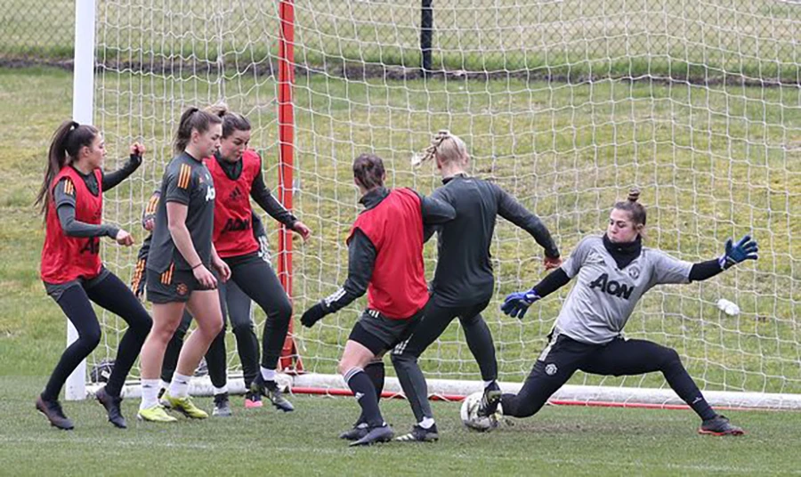 Đội nữ MU vẫn đang tập luyện tại The Cliff. ẢNH: GETTY