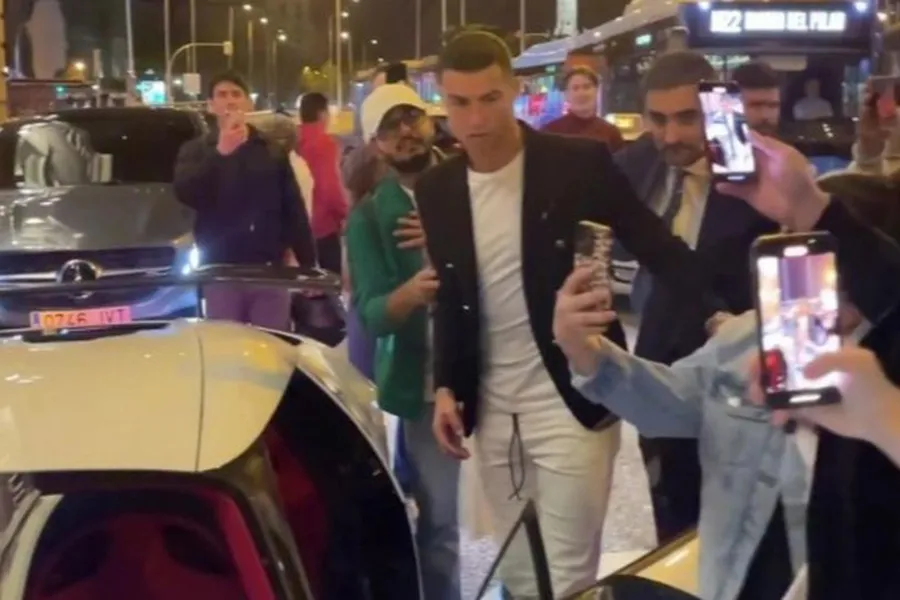 Ronaldo bị fan Real Madrid vây kín trên đường phố Madrid. ẢNH: INSTAGRAM