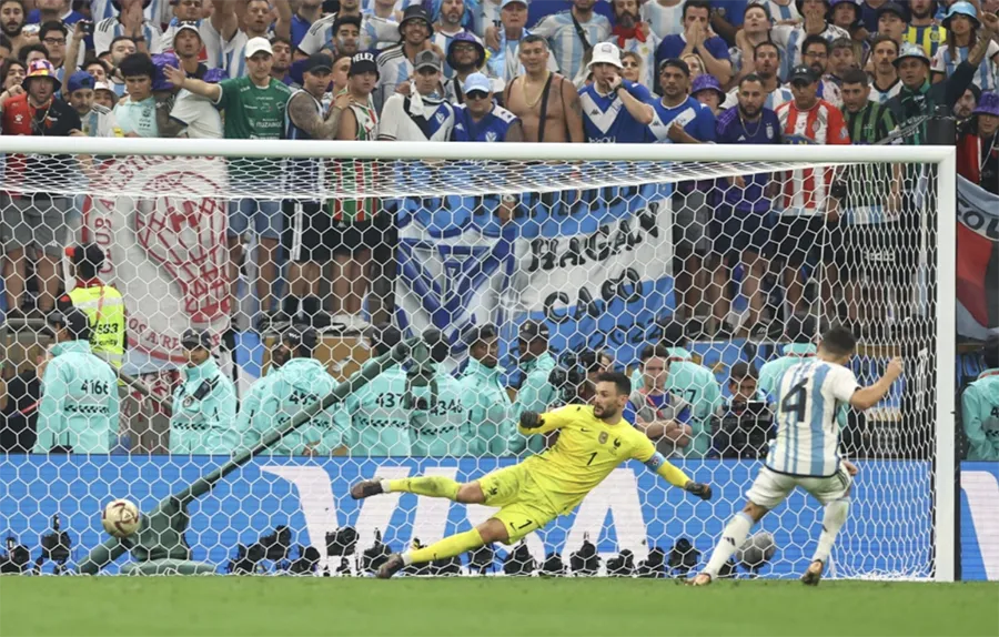 Montiel sút bóng "đánh lừa" thủ môn Hugo Lloris trong quả luân lưu quyết định của tuyển Argentina. ẢNH: REUTERS Montiel sút bóng "đánh lừa" thủ môn Hugo Lloris trong quả luân lưu quyết định của tuyển Argentina. ẢNH: REUTERS