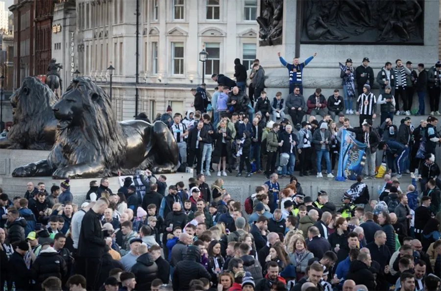 Hội cổ động viên Toon Trophies Don&apos;t Matter tại Quảng trường Trafalgar trong trận chung kết Carabao Cup. ẢNH: ALAMY
