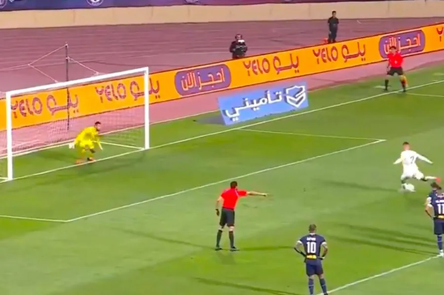 Bàn thắng trên chấm 11m giúp Ronaldo có số bàn thắng nhiều hơn Henry và Rô béo cộng lại. ẢNH: DAILY STAR