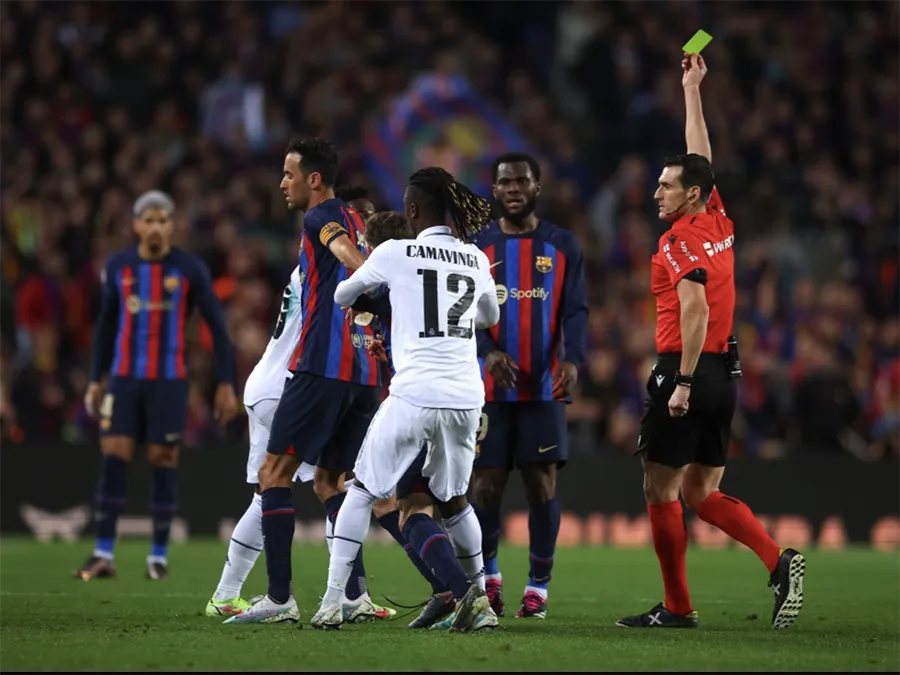 Trận El Clasico giữa Barcelona và Real Madrid không bao giờ thiếu những tình huống như thế này. ẢNH: GETTY Trận El Clasico giữa Barcelona và Real Madrid không bao giờ thiếu những tình huống như thế này. ẢNH: GETTY