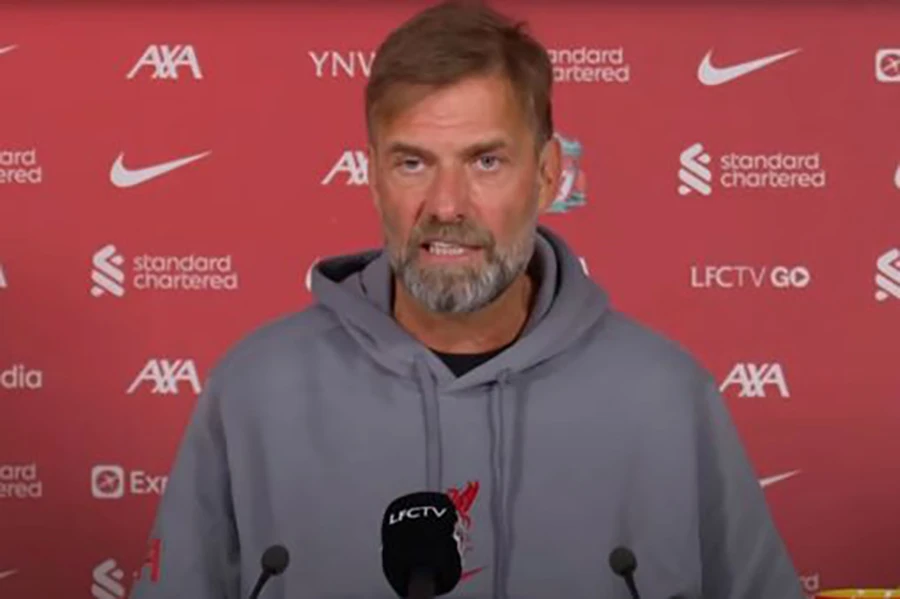 Jurgen Klopp ví von các cầu thủ Liverpool rơi vào trung tâm của cơn lốc và bị cuốn đi xa. ẢNH: MIRROR