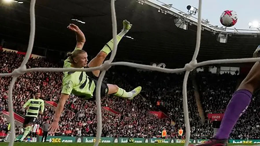 Cú ngả bàn đèn ghi bàn đẳng cấp của Haaland. ẢNH: GETTY