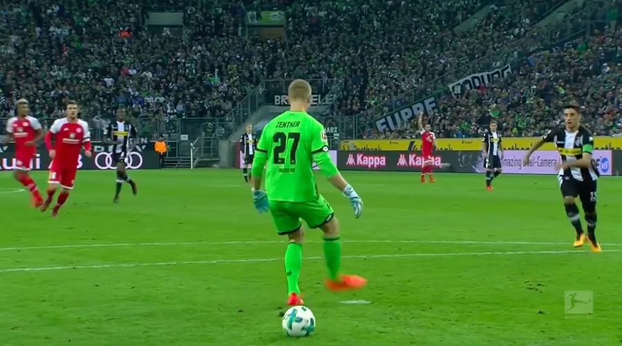 Thủ môn Robin Zentner nhầm chấm 11m là quả bóng và sút vào... không khí. ẢNH: BUNDESLIGA