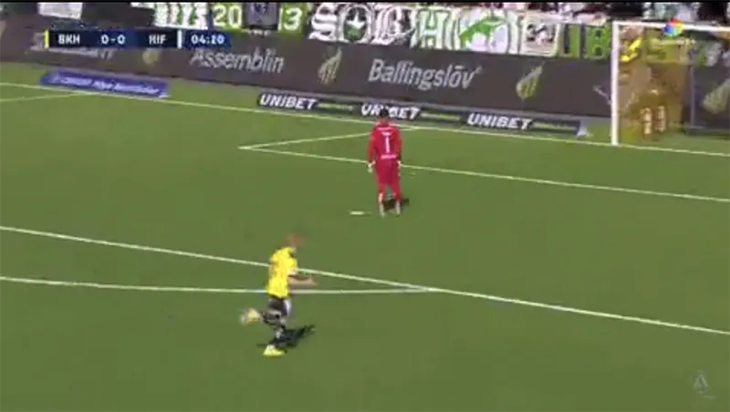 Cận cảnh sai lầm nghiêm trọng phải trả giá đắt của thủ môn Dovin. ẢNH: SUN SPORTS