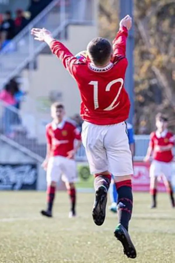 ... và Kai Rooney thực hiện động tác y chang ông bố danh tiếng Wayne Rooney. ẢNH: GETTY