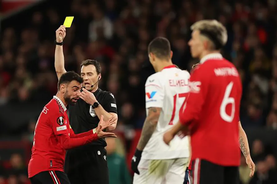 Bruno Fernandes nhận đủ số thẻ và vắng mặt trong trận lượt về giữa MU và Sevilla. ẢNH: GETTY