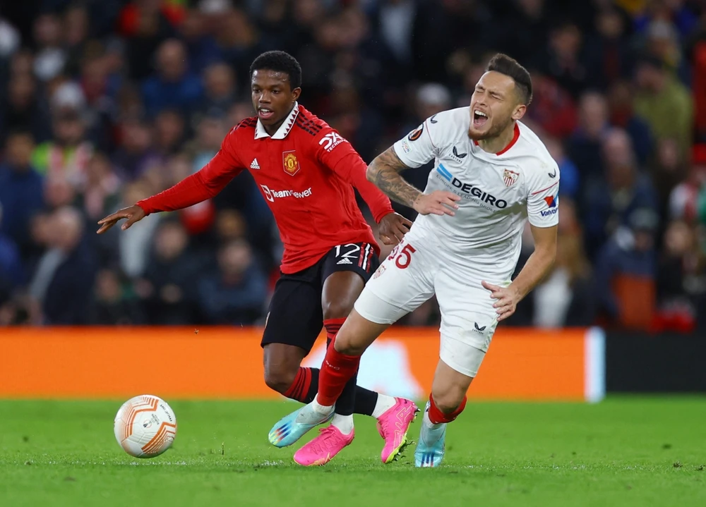 Pha phản lưới của Malacia gián tiếp làm cho MU đánh rơi lợi thế cho trận lượt về. Ảnh: Reuters