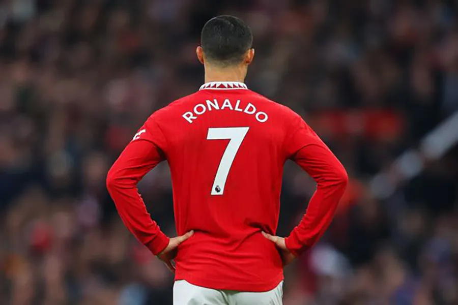 Chiếc áo số 7 của MU có chữ ký của Ronaldo được bán với giá hàng ngàn bảng Anh. ẢNH: GETTY