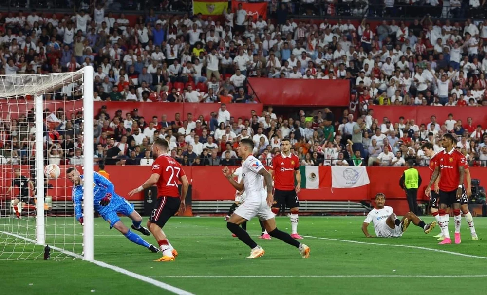 Bàn thắng của Sevilla đến một cách rất đơn giản. Ảnh: Reuters