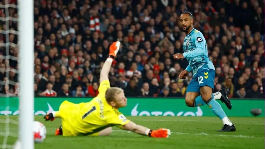 Thủ thành Ramsdale thi đấu dưới sức và mắc sai lầm nghiêm trọng. Ảnh: Getty