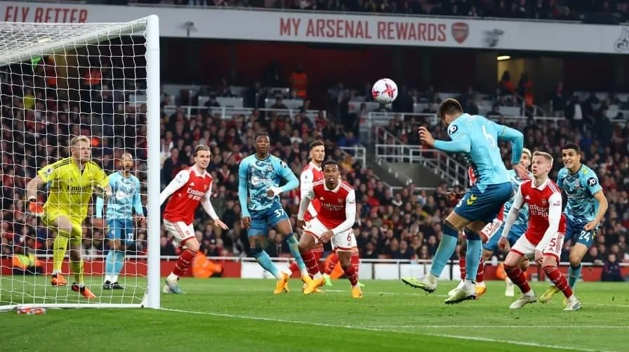 Arsenal may mắn chia điểm trước Southampton trên sân Emirates. Ảnh: Getty