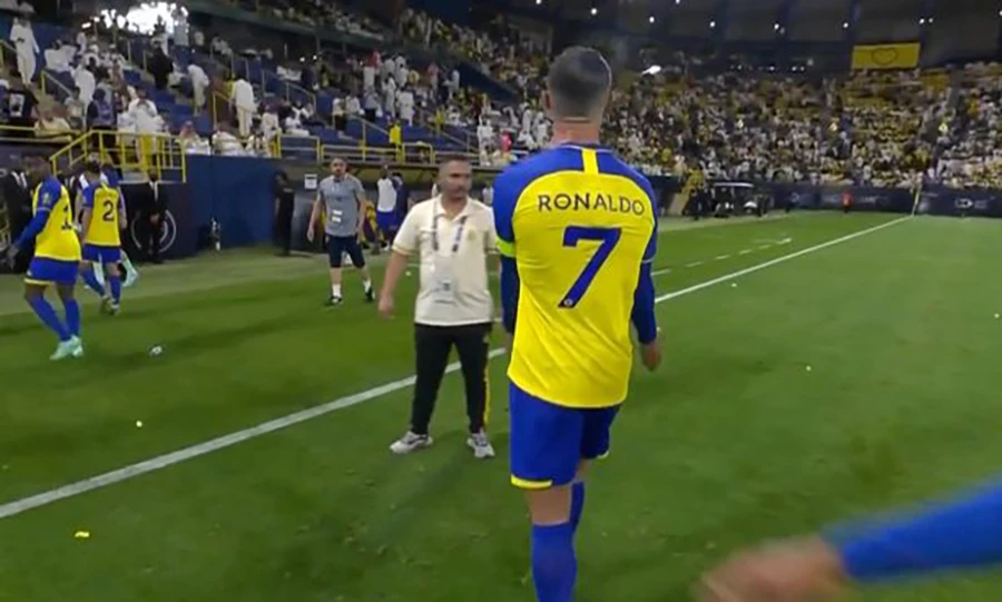 Ronaldo thể hiện sự giận dữ và không hài lòng với ban huấn luyện Al Nassr. ẢNH: SKY SPORT