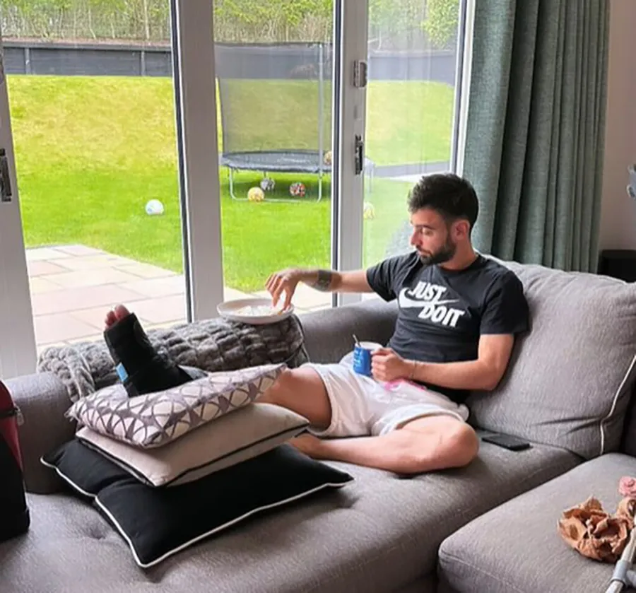 Bức ảnh được vợ Bruno Fernandes đăng tải khiến fan MU lo lắng. ẢNH: INSTAGRAM