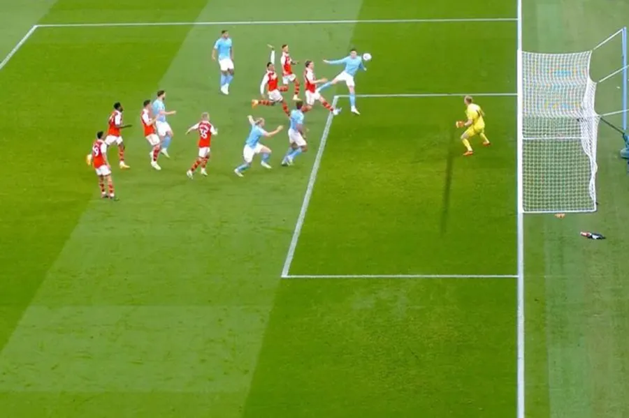 Stones đánh đầu tung lưới Arsenal trong thế không bị ai theo kèm. ẢNH: BT SPORTS