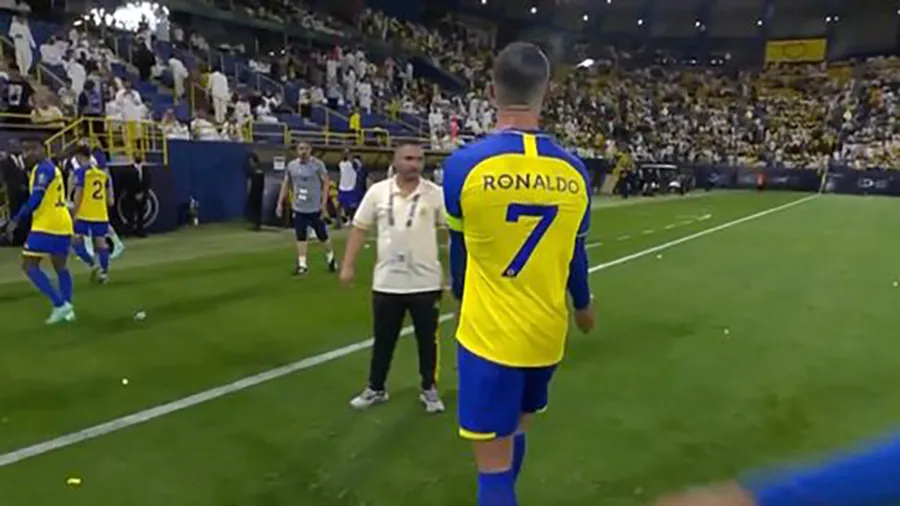 Cũng giống như tại MU, Ronaldo luôn tỏ ra cáu gắt và bực bội mỗi khi Al Nassr thi đấu không tốt. ẢNH: SKY SPORTS Cũng giống như tại MU, Ronaldo luôn tỏ ra cáu gắt và bực bội mỗi khi Al Nassr thi đấu không tốt. ẢNH: SKY SPORTS