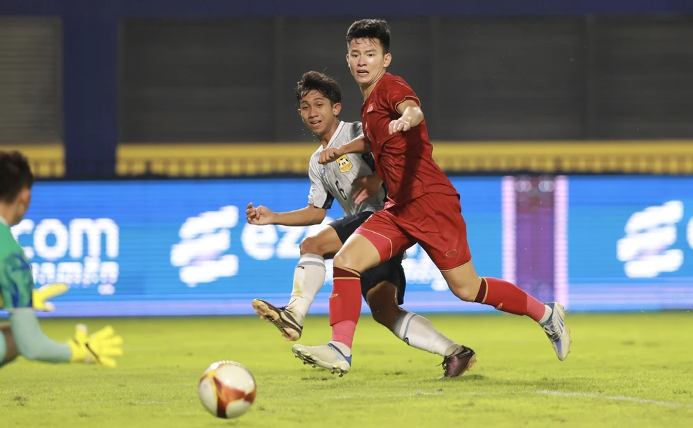 Hàng thủ U-22 Việt Nam vất vả đối phó với các cầu thủ Lào đầu hiệp 2. ẢNH: ANH PHƯƠNG Hàng thủ U-22 Việt Nam vất vả đối phó với các cầu thủ Lào đầu hiệp 2. ẢNH: ANH PHƯƠNG