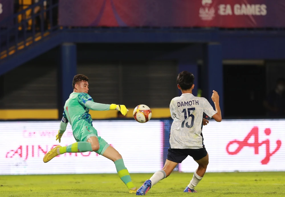 Thủ môn đội trưởng của U-22 Việt Nam Văn Chuẩn chơi rất tập trung. ẢNH: ANH PHƯƠNG Thủ môn đội trưởng của U-22 Việt Nam Văn Chuẩn chơi rất tập trung. ẢNH: ANH PHƯƠNG