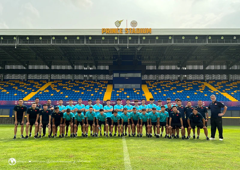 Toàn thể đội U-22 Việt Nam tham quan sân Prince (Campuchia). ẢNH: VFF Toàn thể đội U-22 Việt Nam tham quan sân Prince (Campuchia). ẢNH: VFF