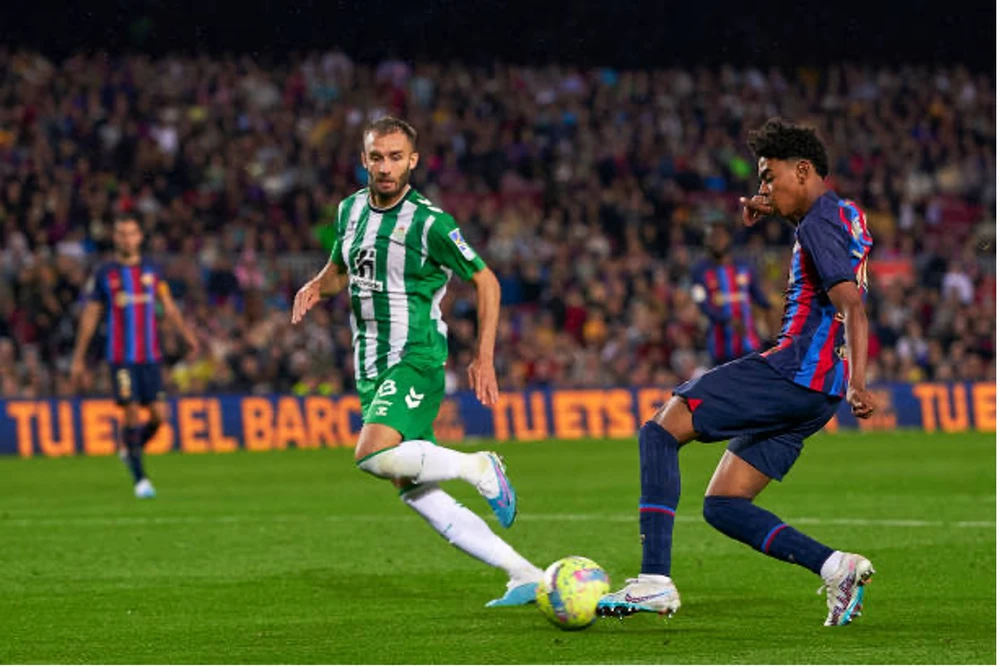 Yamal thuận chân trái và có những pha xử lí khéo léo trong vòng cấm. Ảnh: GETTY